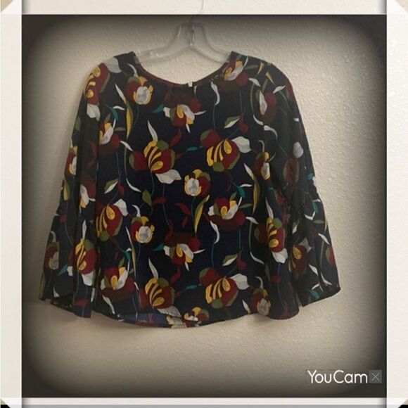 🌹🌸🌺W5 Concepts Bell Sleeve
Floral Blouse - Picture 1 of 8